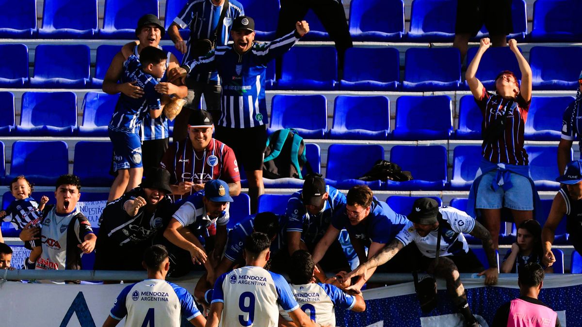 Vicente Poggi tras su gol festejó con los hinchas en el Gambarte.