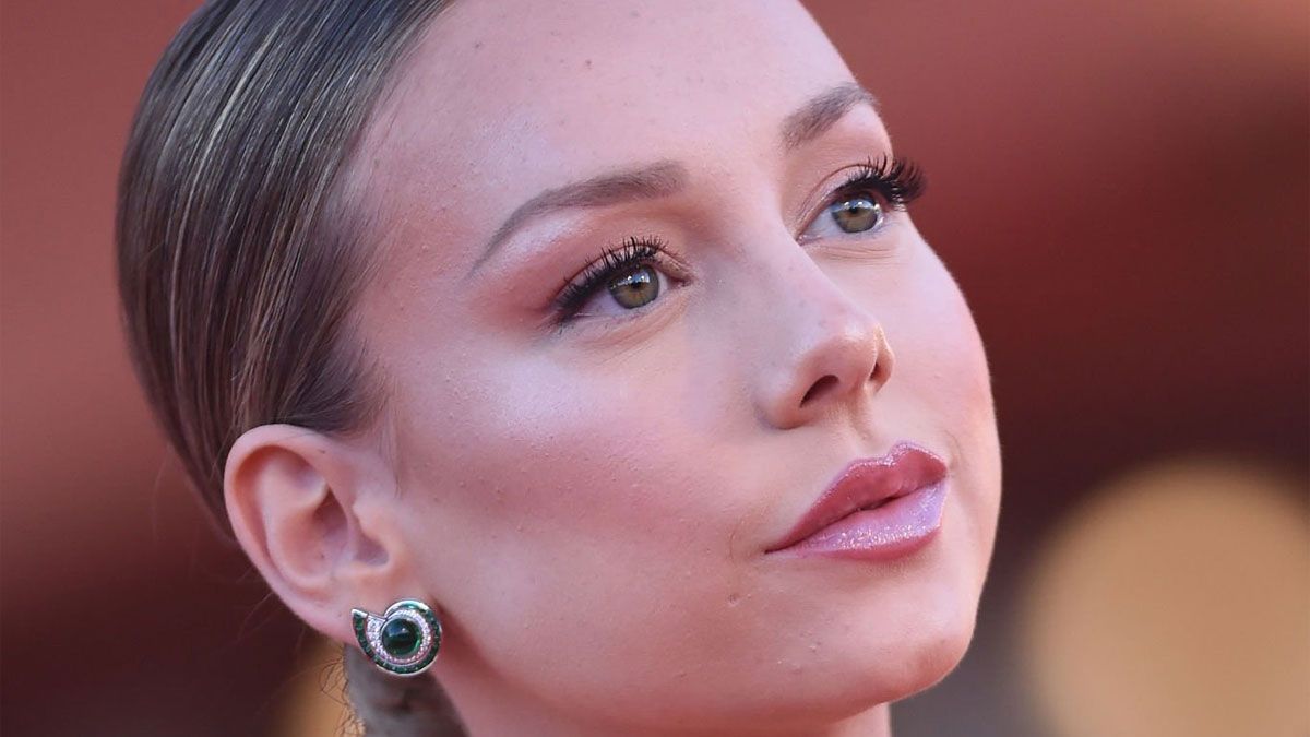 La actriz española Ester Expósito interpreta a&nbsp;Cayetana Aldama en la serie de Netflix.