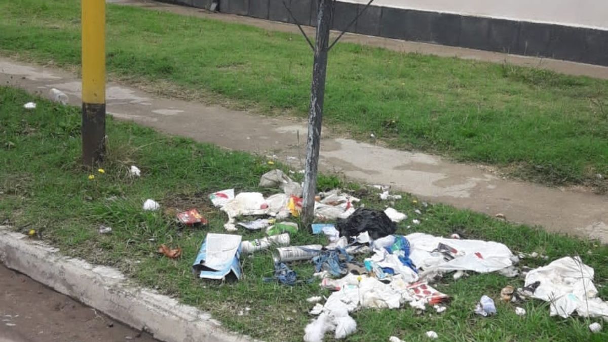 No podés. Un pastor evangélico asesino a un perro porque estaba cansado que le rompan las bolsas de basura. No podés. Un pastor evangélico asesino a un perro porque estaba cansado que le rompan las bolsas de basura. 