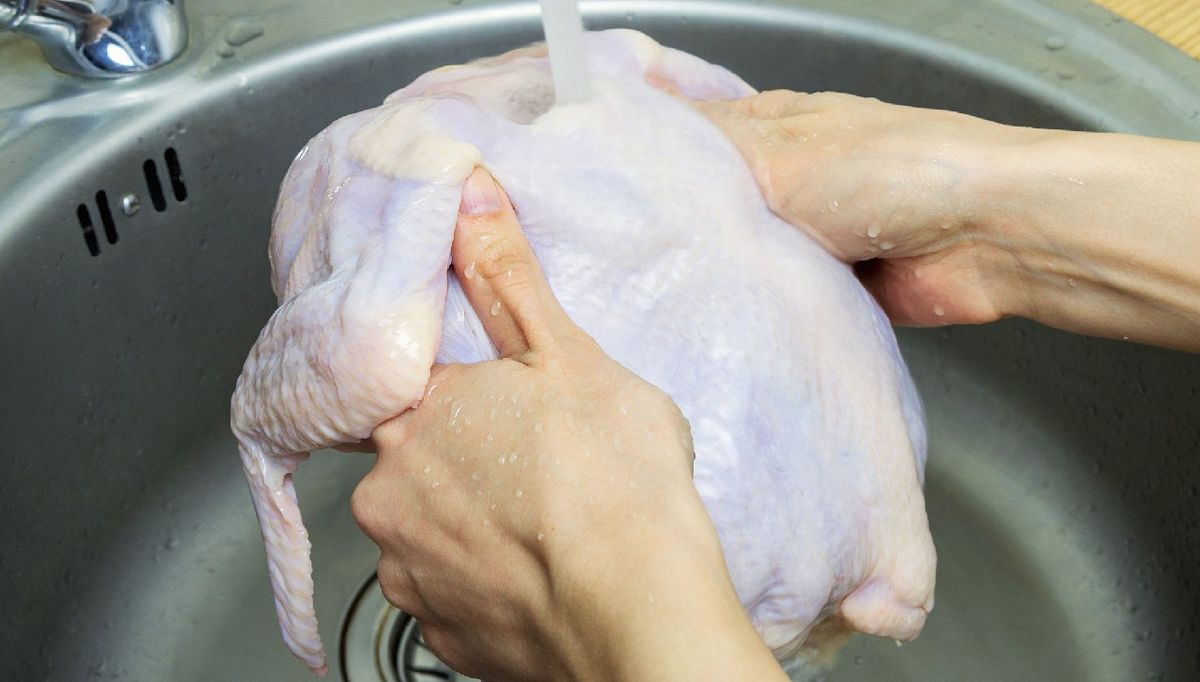 Toma nota sobre la verdad de lavar el pollo antes de cocinarlo. Toma nota sobre la verdad de lavar el pollo antes de cocinarlo.