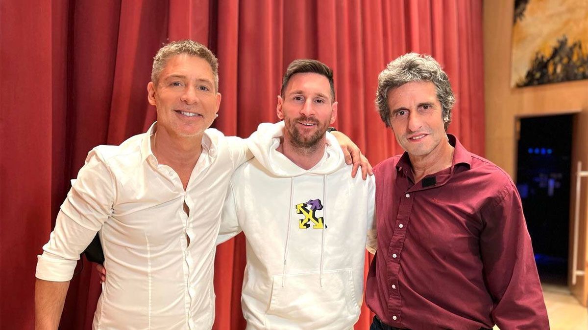 Adrián Suar lleva a Lionel Messi al teatro. En la foto están con Diego Peretti.