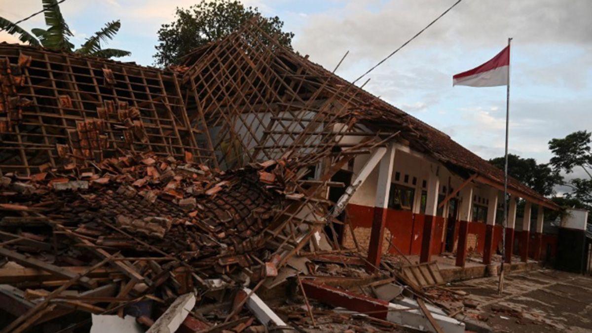 Mientras cientos de personas eran atendidas en distintos hospitales, en Cianjur, los rescatistas buscaban heridos bajo los escombros