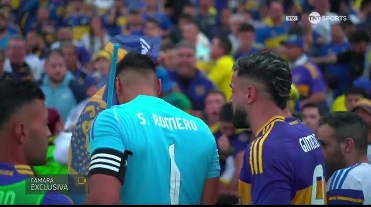 Chiquito Romero siendo separado por Milton Giménez tras pelearse con los hinchas. Chiquito Romero siendo separado por Milton Giménez tras pelearse con los hinchas.