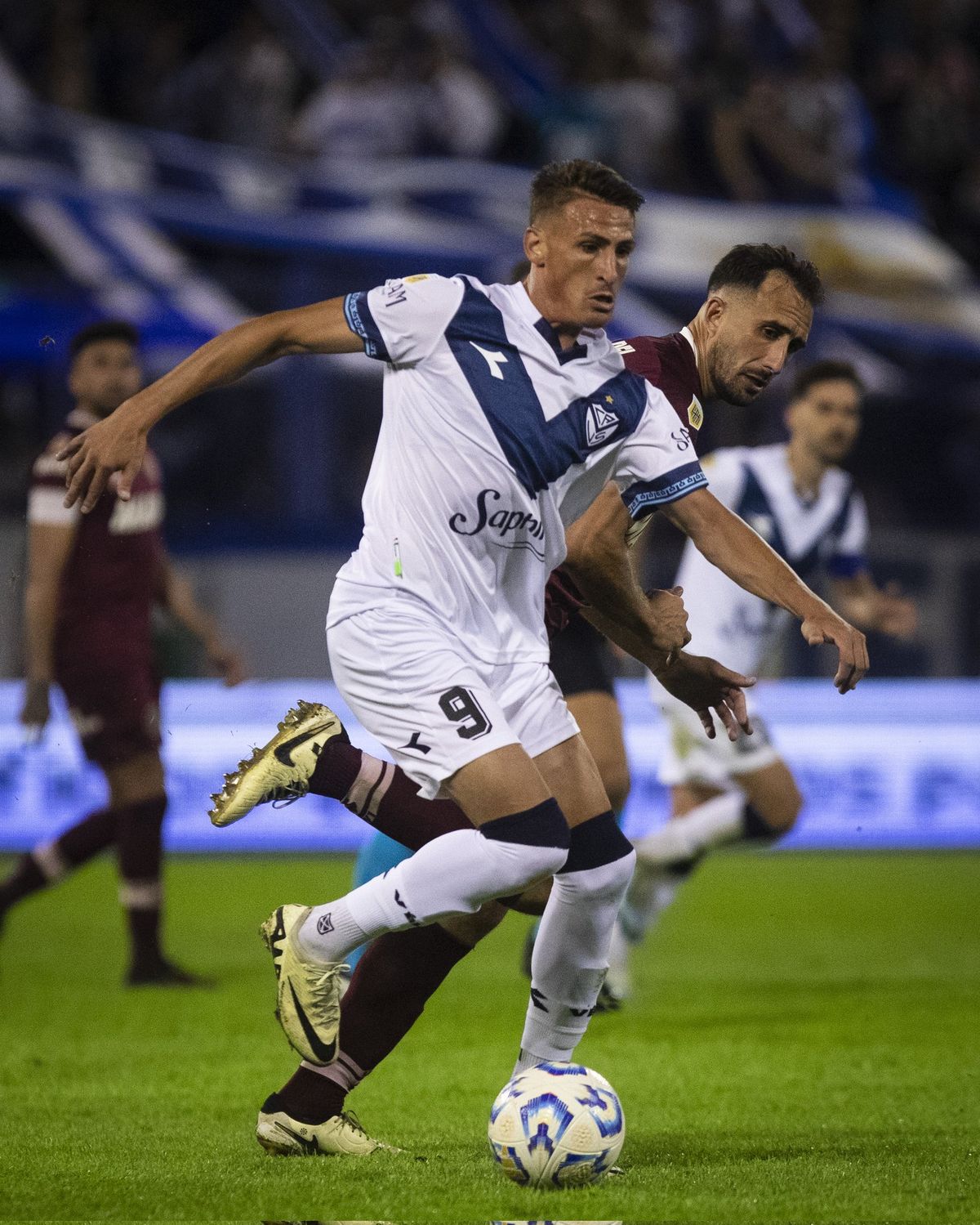 Vélez no pudo con Lanús pero se mantiene en lo más alto de la Liga Profesional. Vélez no pudo con Lanús pero se mantiene en lo más alto de la Liga Profesional.