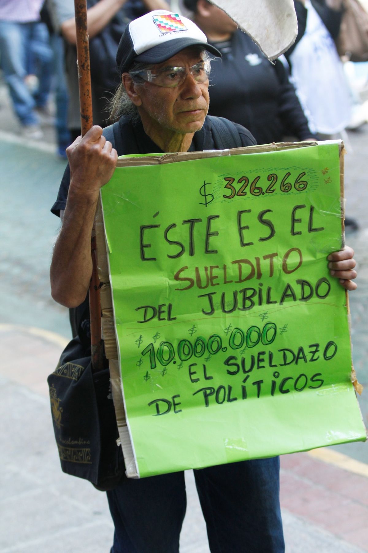 El jubilado escribió en un cartel lo que cobra: poco más de $320.000. El jubilado escribió en un cartel lo que cobra: poco más de $320.000.