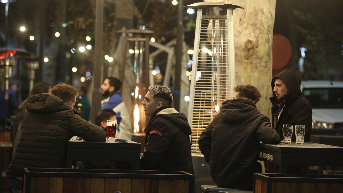 Las juntadas por el Día del Amigo también se pueden realizar en los bares, aunque hay un límite de comensales por mesa debido a las restricciones por el Covid-19. &nbsp;