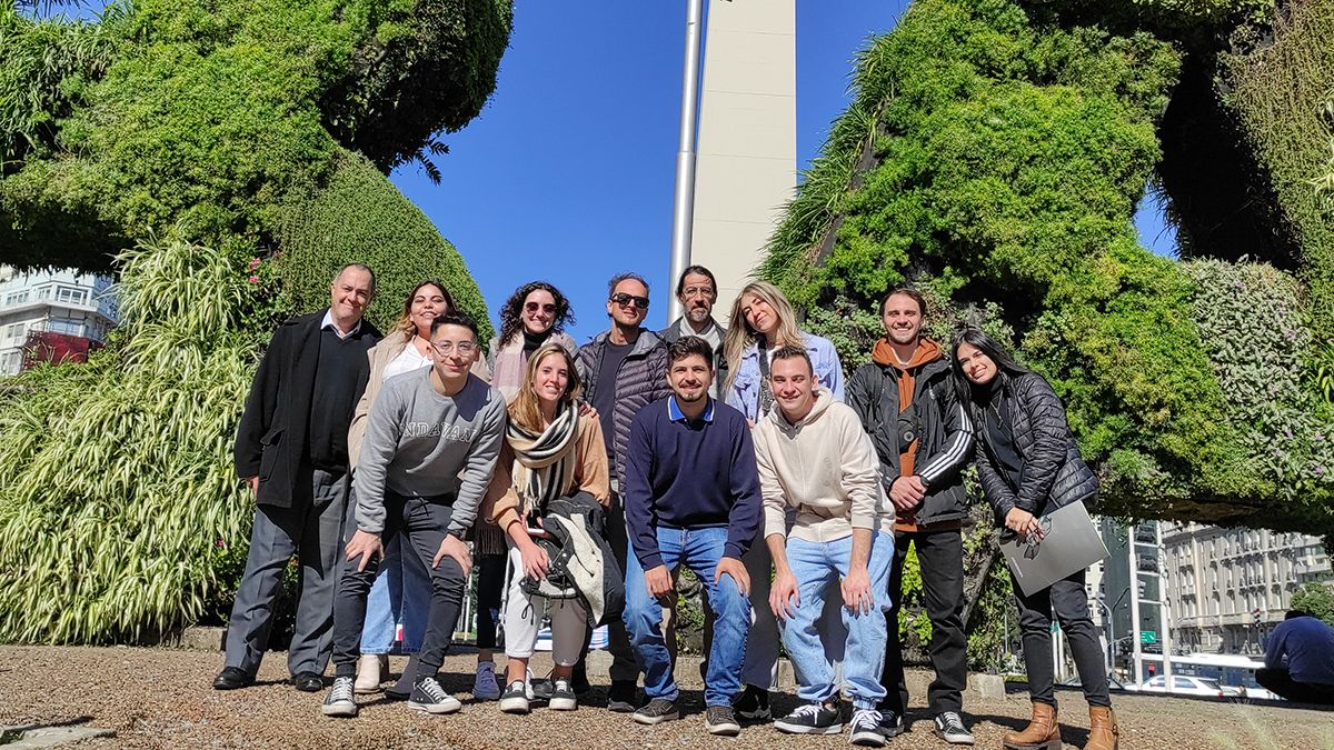 Los representantes de la Universidad de Congreso en el Obelisco.