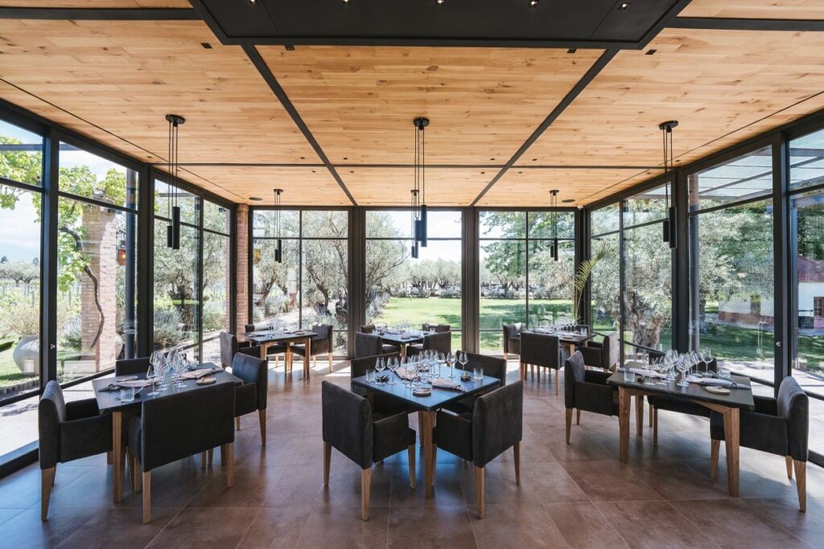 Assemblage rinde un tributo a los productos de la tierra. Assemblage rinde un tributo a los productos de la tierra.