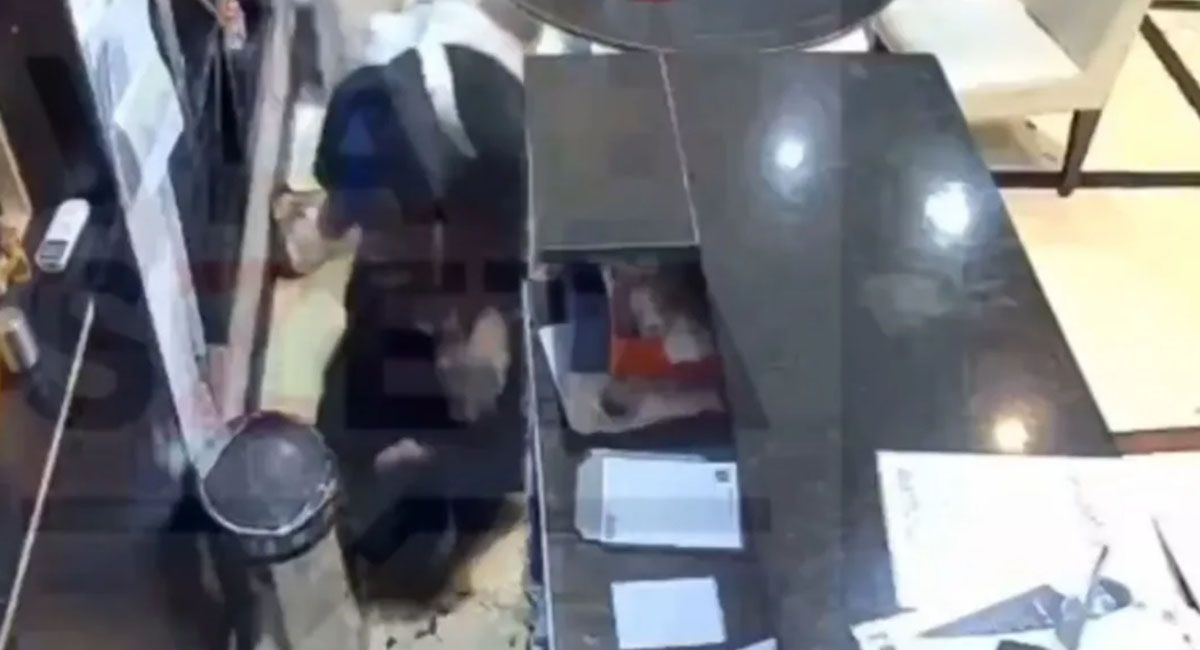 Un hombre ingreso a un restaurante chino y atacó a puñaladas a su ex jefe provocándole graves heridas en el cuello y el pecho Un hombre ingreso a un restaurante chino y atacó a puñaladas a su ex jefe provocándole graves heridas en el cuello y el pecho