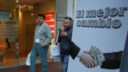 El dólar bajó 42 centavos para cerrar a $58