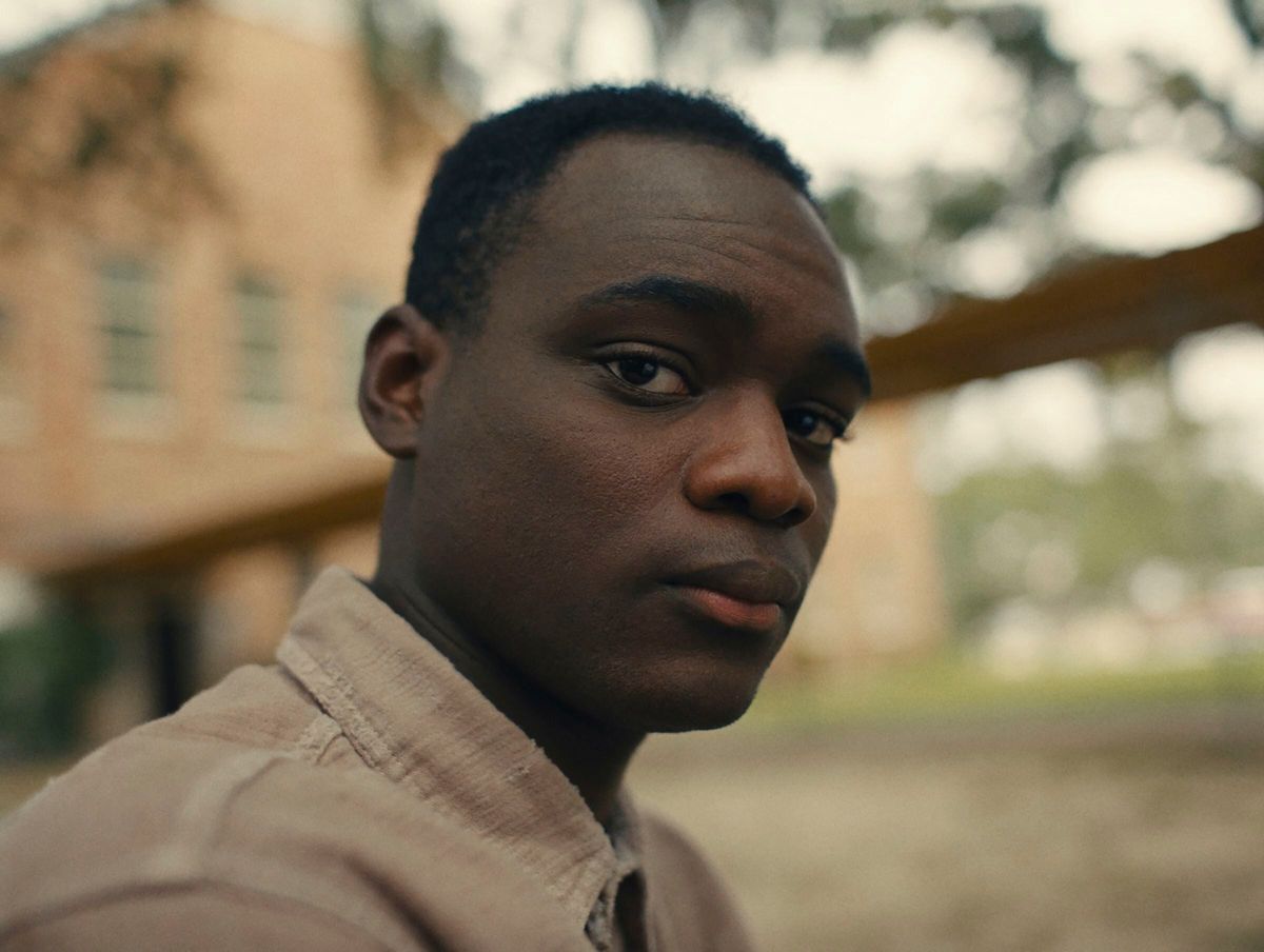 Ethan Herisse interpreta a Elwood. Imagen: Prime Video. Ethan Herisse interpreta a Elwood. Imagen: Prime Video.