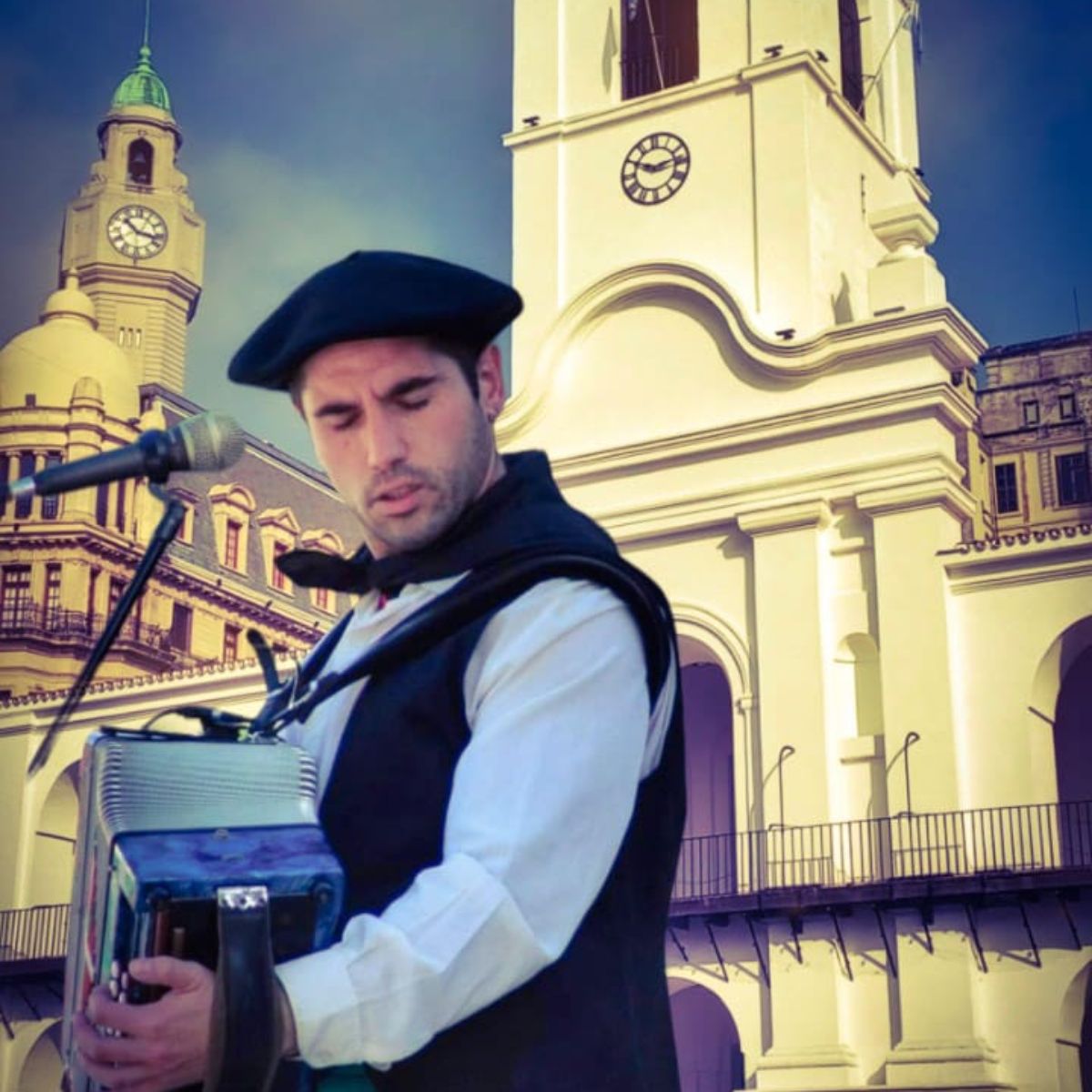 Bati y una foto tomada frente al cabildo de Buenos Aires.