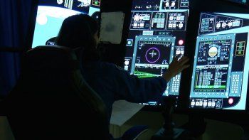 Astronautas de NASA preparan vuelos en naves comerciales