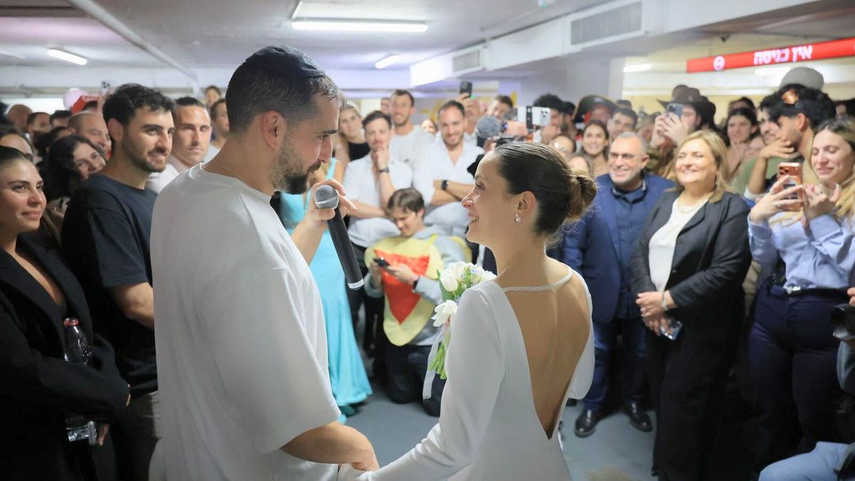 La ceremonia improvisada se realizó en el cuarto subsuelo de un shopping tras cancelar la fiesta original debido a la escalada bélica. La ceremonia improvisada se realizó en el cuarto subsuelo de un shopping tras cancelar la fiesta original debido a la escalada bélica.