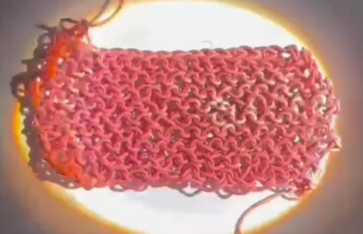 La tela sube mucho de temperatura con el sol. La tela sube mucho de temperatura con el sol.