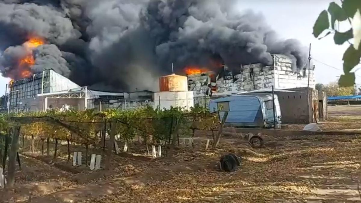 Se incendió Plastiandino en San Rafael y debió evacuarse a alumnos de una  escuela y a vecinos