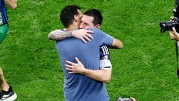 El abrazo después del acelere del corazón. Los mendocinos volvieron a sufrir con la Selección argentina.