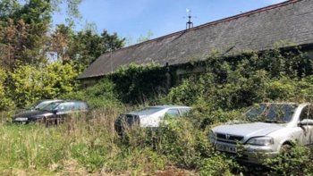 Una mansión abandonada con autos y ropa provoca inquietud a mucha gente