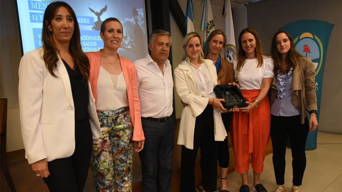 La diputada Jimena Latorre, de saco rosado, junto al senador Alfredo Cornejo.
