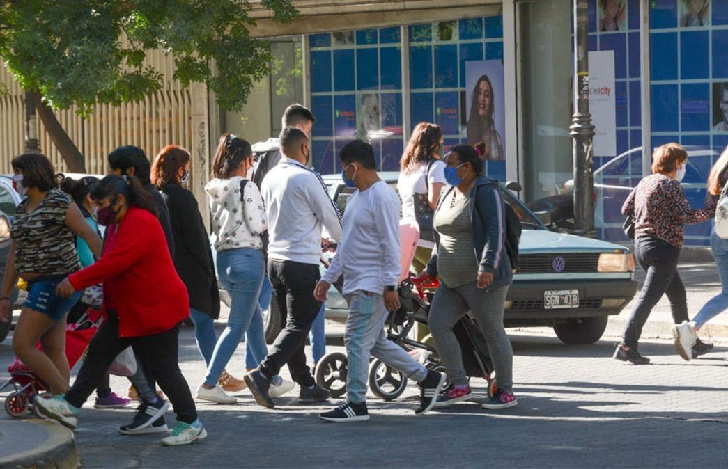Muchos mendocinos salieron a la calle este fin de semana a pesar de los altos casos de coronavirus.&nbsp;