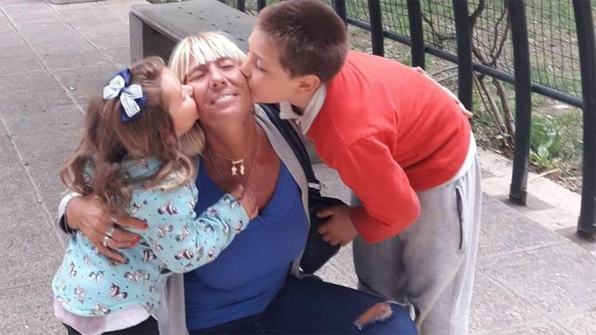 Abril y Agustín Kurk junto con su mamá Carla.