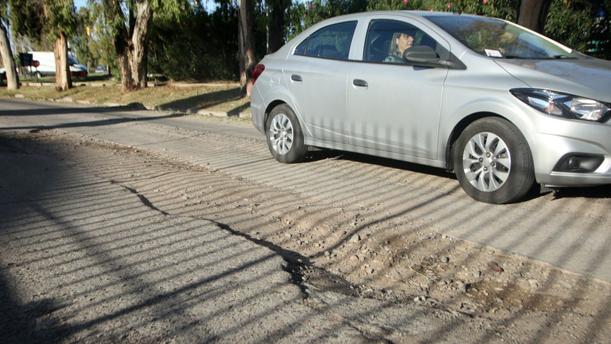 Varias de las principales calles del Gran Mendoza muestran un importante deterioro en su pavimento. Los baches