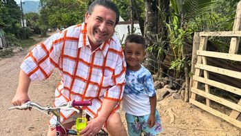 La paz empieza con la sonrisa de un niño: el mendocino que recorre el mundo llevando teatro a lugares olvidados