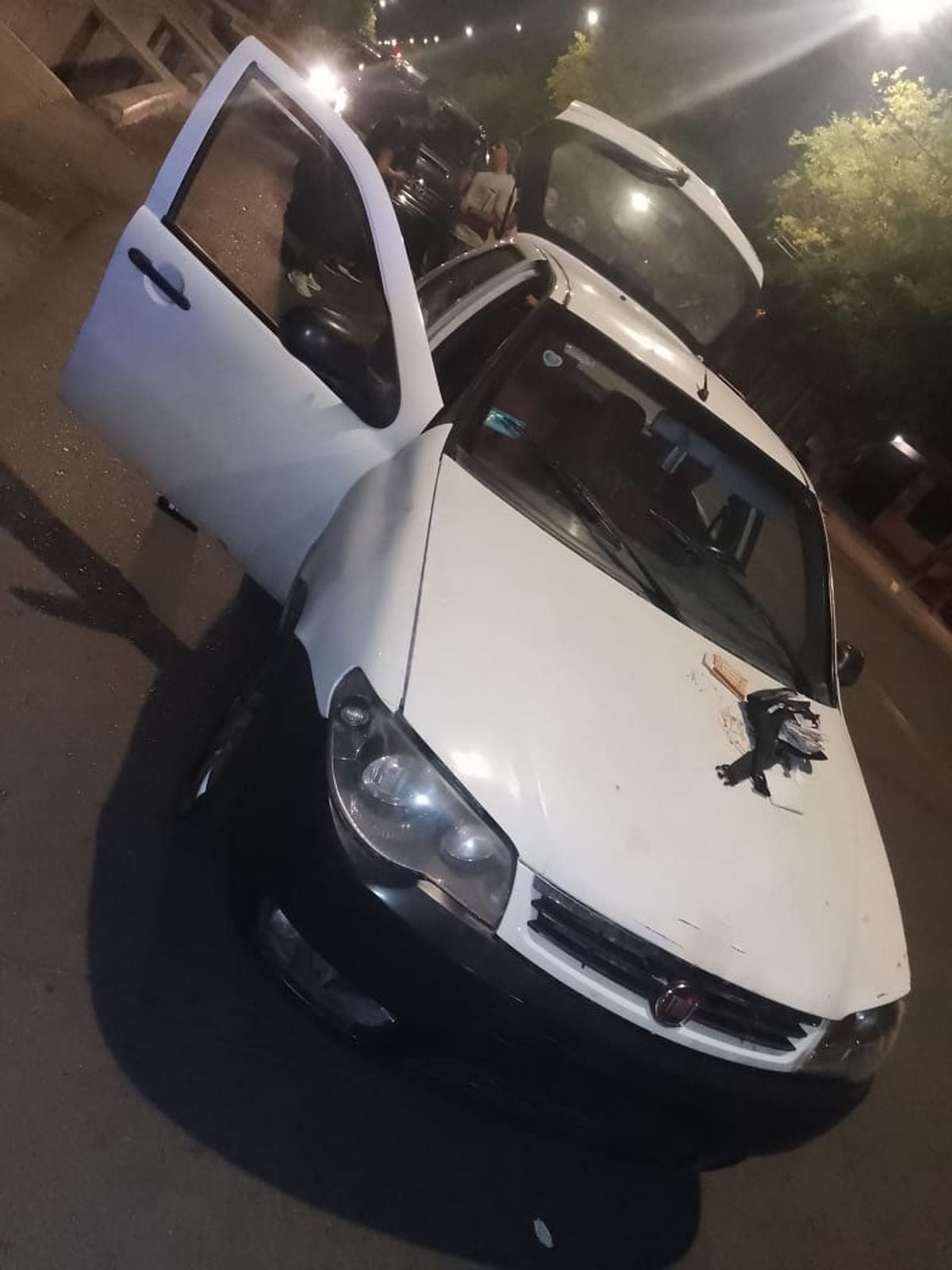 En el auto del sospechoso de atacar a la IV Brigada Aérea secuestraron elementos para confeccionar bombas molotov. En el auto del sospechoso de atacar a la IV Brigada Aérea secuestraron elementos para confeccionar bombas molotov.