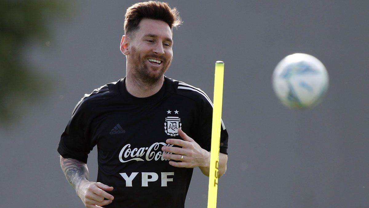 Lionel Messi evoluciona y podría ser titular ante Uruguay