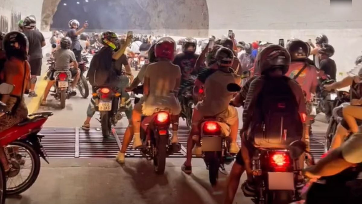 Cientos -algunos dicen que miles- de motoqueros coparon la Ruta 82 el domingo por la noche. Aquí