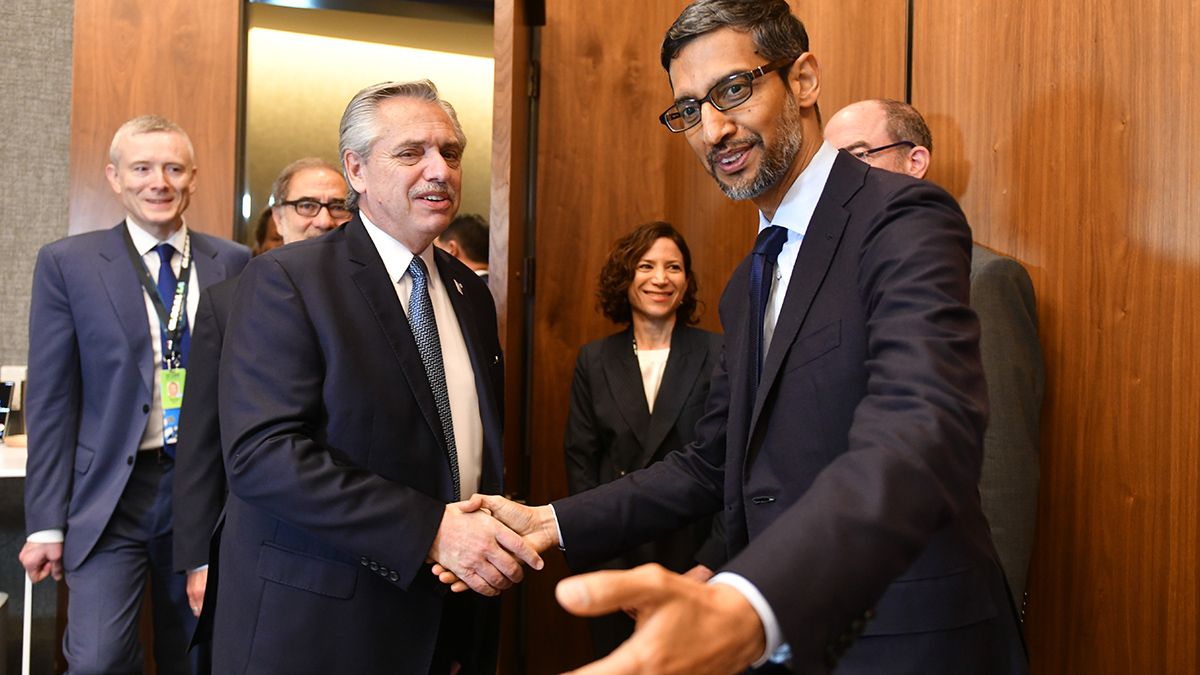 Cumbre de las Américas: Alberto Fernández saluda al CEO de Google, Sundar Pichai.