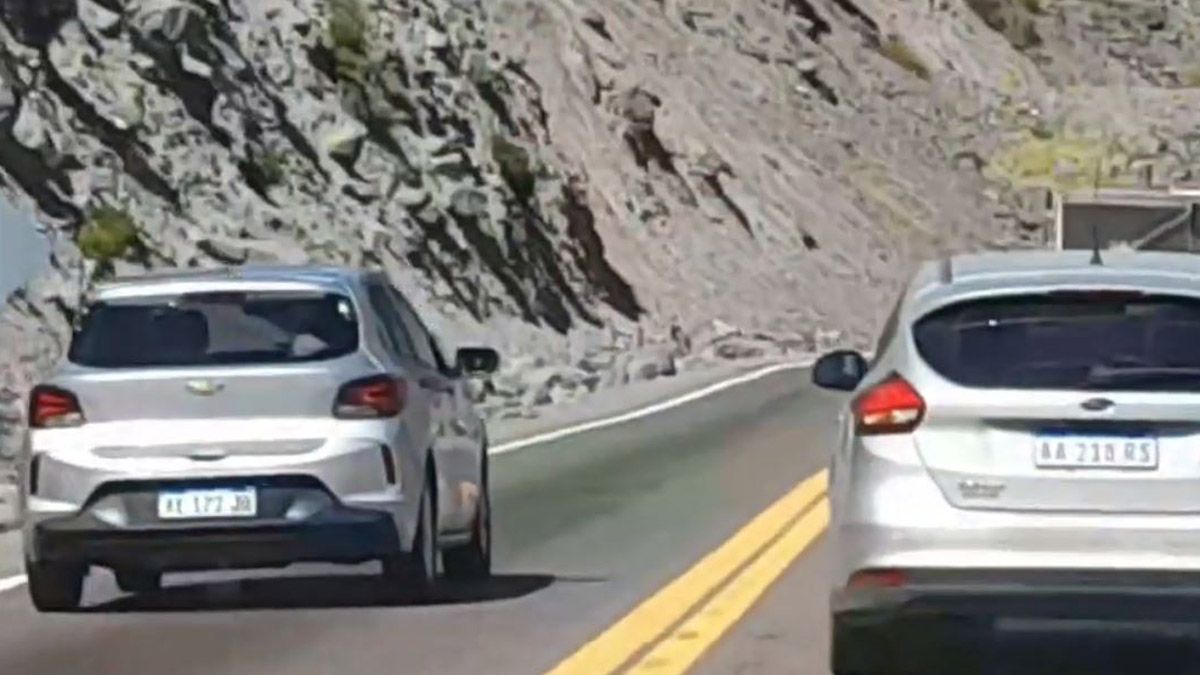 In fraganti. Momento en que un conductor comete la infracción de pasar a un auto pese a la doble línea amarilla. Fue camino a Chile.