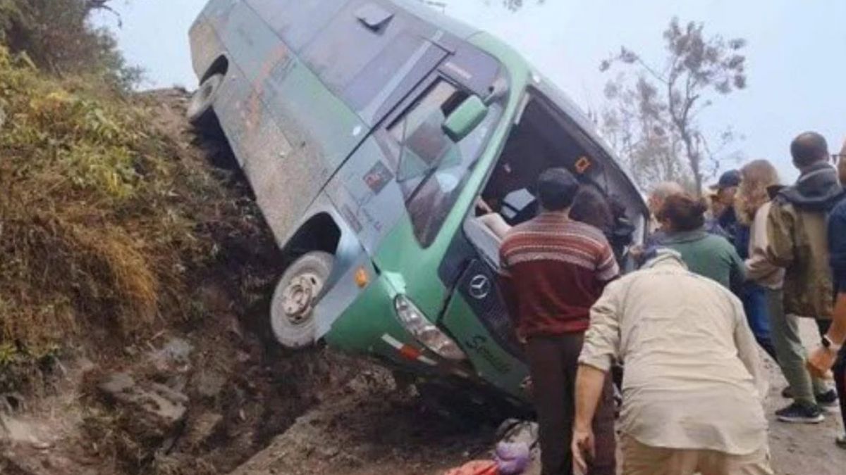 Un micro de turismo que transportaba pasajeros hacia Machu Picchu cayó por una pendiente y hay dos argentinos heridos Un micro de turismo que transportaba pasajeros hacia Machu Picchu cayó por una pendiente y hay dos argentinos heridos
