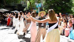 Vendimia: las candidatas de Capital participaron de Peatonal al Paso