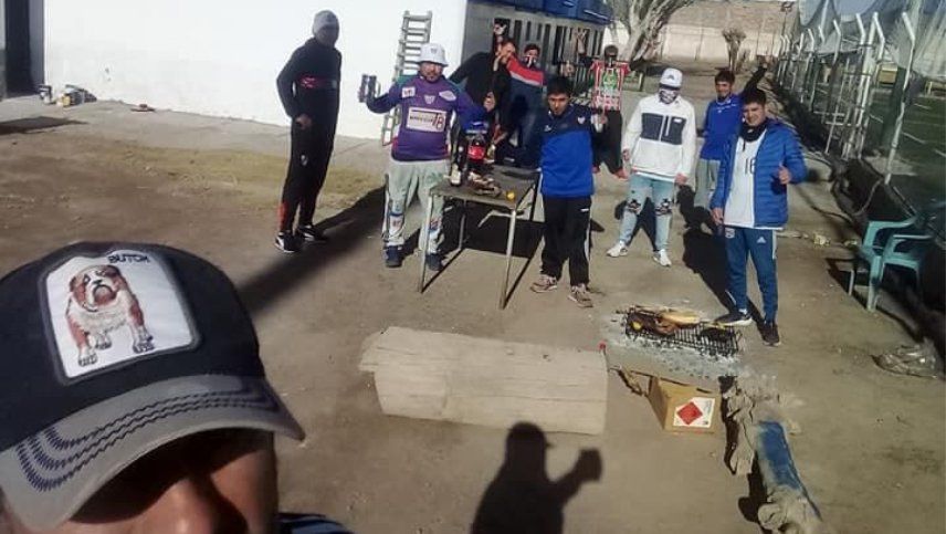 Escándalo en el club Guaymallén: investigan si se juntaron a comer un asado clandestino en la sede