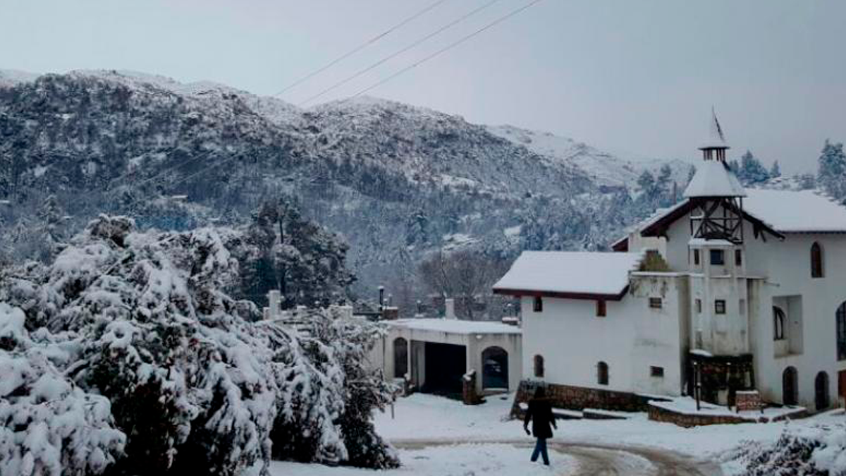 Vacaciones de invierno 2022. Cuando nieva, el pueblo de la Cumbrecita se tiñe de blanco. 