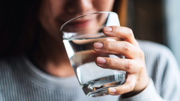 Un descubrimiento científico demostró que el agua no es la bebida más hidratante