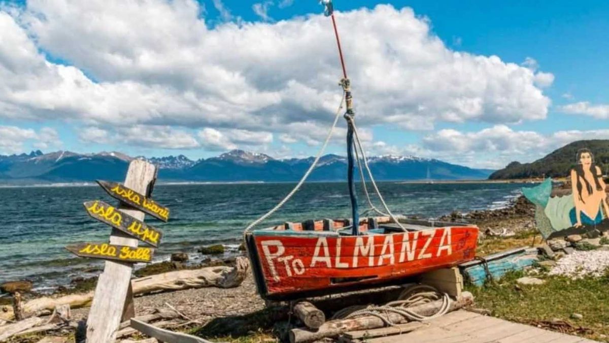 Puerto Almanza es un pueblo de pescadores de superficie agreste y rústica, situado a orillas del Canal de Beagle Puerto Almanza es un pueblo de pescadores de superficie agreste y rústica, situado a orillas del Canal de Beagle