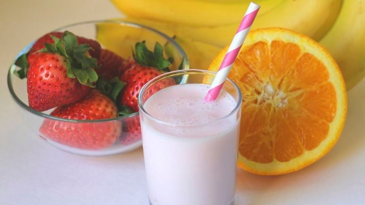 Esta combinación de fresas, plátano y naranja es una opción ideal para combatir la anemia. Esta combinación de fresas, plátano y naranja es una opción ideal para combatir la anemia.