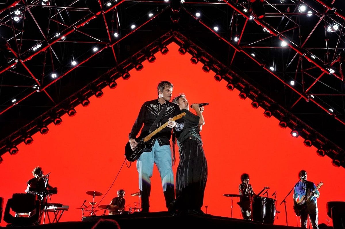 Babasónicos montó un escenario piramidal diseñado por Sergio Lacroix.