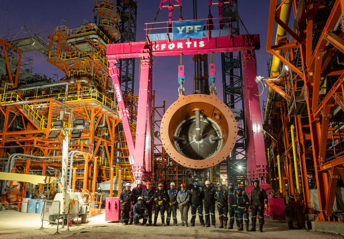 Parte de los trabajadores de YPF que participaron del montaje del reactor desfulfurizador en la refinería de Luján Parte de los trabajadores de YPF que participaron del montaje del reactor desfulfurizador en la refinería de Luján