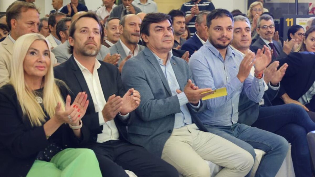 Omar De Marchi y Sebastián Bragagnolo acompañaron a Esteban Allasino en la apertura de sesiones de Luján de Cuyo. Omar De Marchi y Sebastián Bragagnolo acompañaron a Esteban Allasino en la apertura de sesiones de Luján de Cuyo.