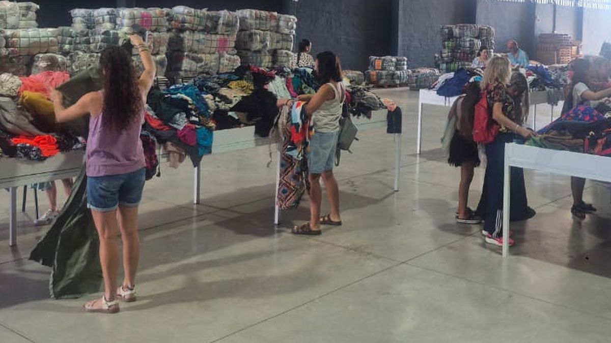En Maipú, un novedoso emprendimiento vende por kilo ropa traída de Estados Unidos