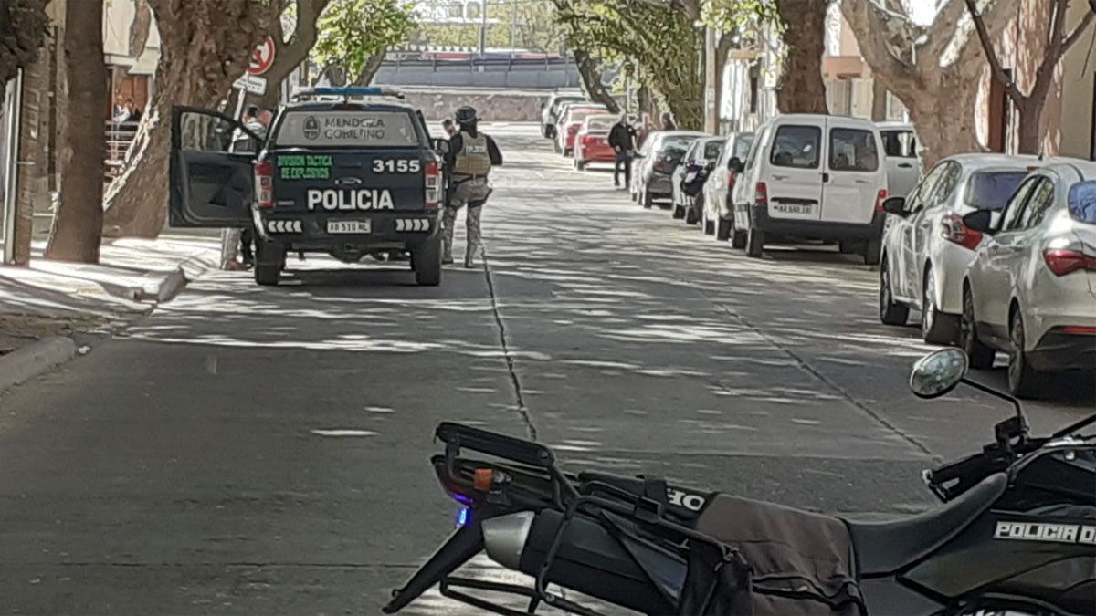La Policía realizó un operativo hasta que personal de la División de Explosivos determinó que el presunto proyectil no tenía carga explosiva. La Policía realizó un operativo hasta que personal de la División de Explosivos determinó que el presunto proyectil no tenía carga explosiva.
