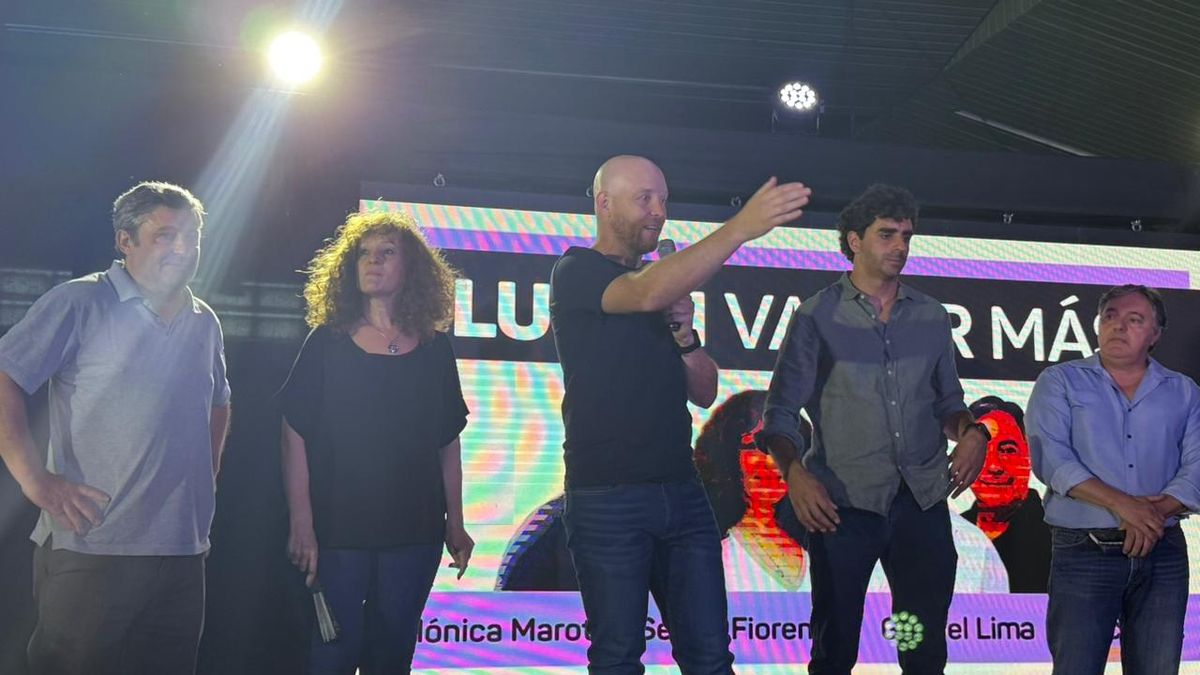 El intendente de Luján, Esteban Allasino salió a agradecer el triunfo junto al ministro de Gobierno, Natalio Mema. El intendente de Luján, Esteban Allasino salió a agradecer el triunfo junto al ministro de Gobierno, Natalio Mema.