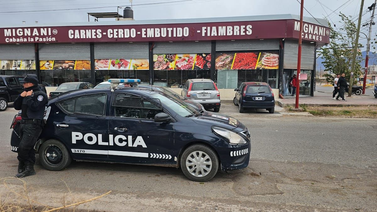 Así luce el exterior de una de las carnicerías robadas el sábado, por un grupo de delncientes. La otra no pudo abrir porque literalmente, se robaron hasta las balanzas.Foto: Nicolás Ríos / Diario UNO