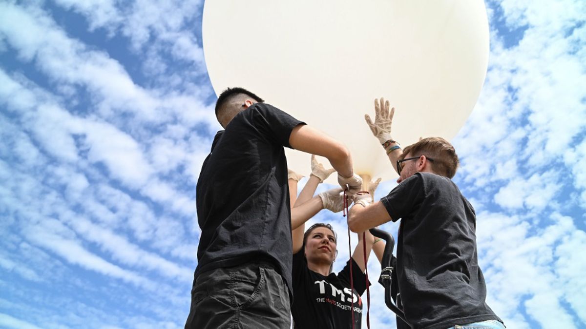 Llenado del globo. Estos globos son llenados con helio, y pueden volar hasta la estratósfera, a más de 30km de altura.
