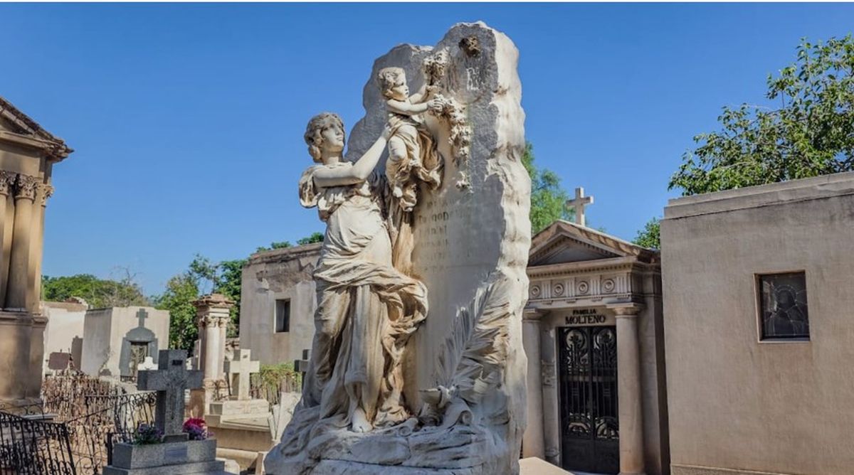 La tumba del médico italiano Godofredo Paladini es de las más bellas e inocentes del cementerio: una mujer sostiene a un niño en sus brazos. Es que Paladini, además de ser médico de la policía, se especializó en atender niños. La tumba del médico italiano Godofredo Paladini es de las más bellas e inocentes del cementerio: una mujer sostiene a un niño en sus brazos. Es que Paladini, además de ser médico de la policía, se especializó en atender niños.