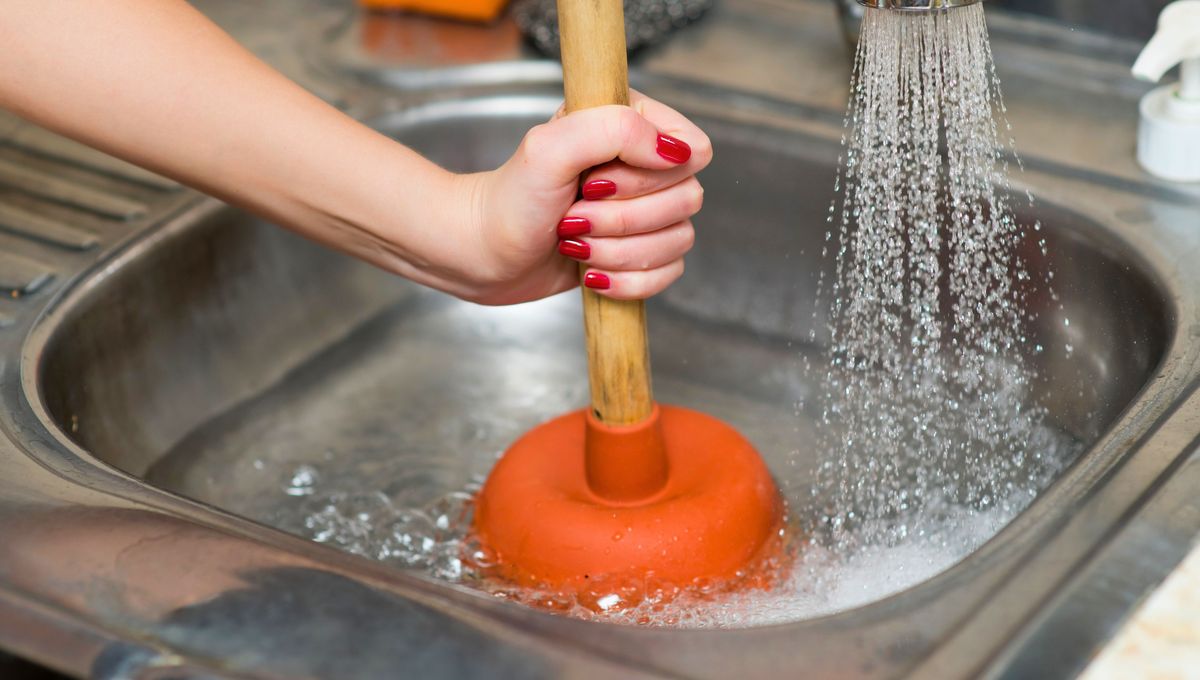 Para evitar esto, siempre hay que retirar bien las sobras antes de lavar, pero a veces es bastante inevitable, sobre todo si enjuagamos el mate con yerba en la bacha.&nbsp;