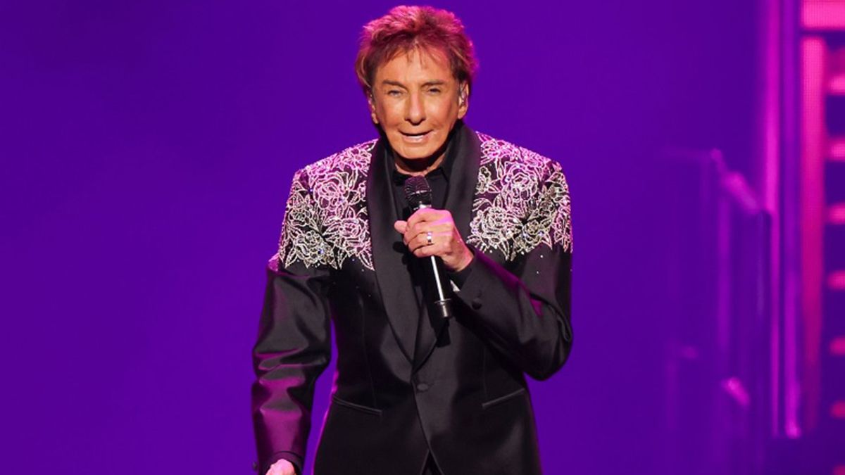 Barry Manilow, el legendario cantante estadounidense, reveló que padece cáncer de pulmón luego de realizarse varios estudios. Barry Manilow, el legendario cantante estadounidense, reveló que padece cáncer de pulmón luego de realizarse varios estudios.